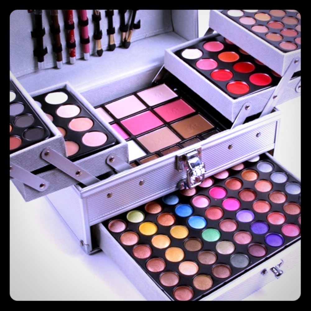 120pc Color Set Eyeshadow Box